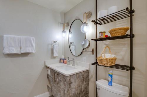 Keystone Lake Haven Heated Pool and Ski Shuttle! في كيستون: حمام مع حوض ومرحاض ومرآة