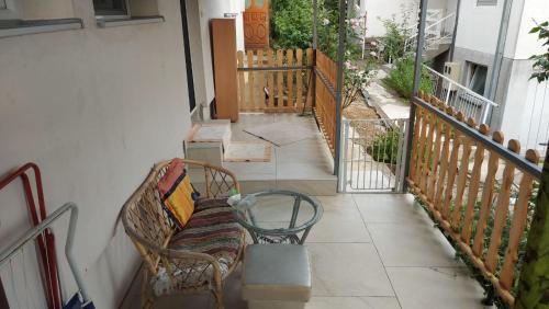 een leeg balkon met een bank en een trap bij Dina's house in Cazin