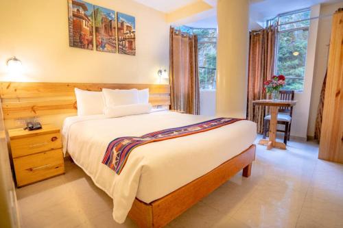 Un dormitorio con una cama grande y una ventana en Vista Machu Picchu, en Machu Picchu
