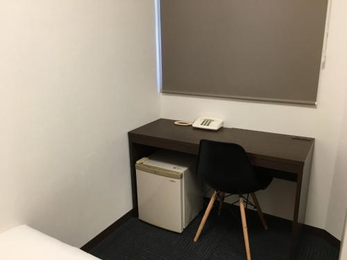 a desk with a phone and a chair in a room at Mizuho Inn Iwami Masuda - Vacation STAY 17362v in Masuda