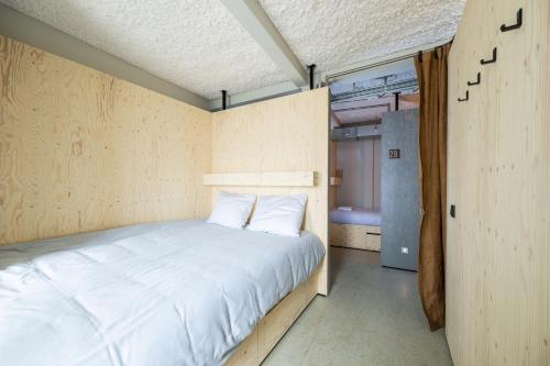 Кровать или кровати в номере Hostel het Archief
