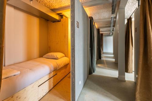 a bed in a corridor of a room at Hostel het Archief in Zwolle