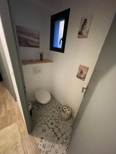 een kleine badkamer met een toilet en een raam bij Cherad in Arveyres