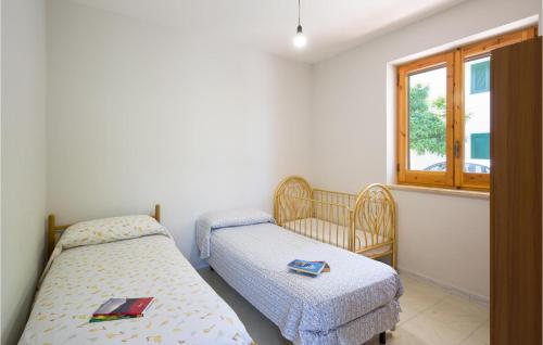 A bed or beds in a room at Cozy Home In Nicotera Marina With Kitchen