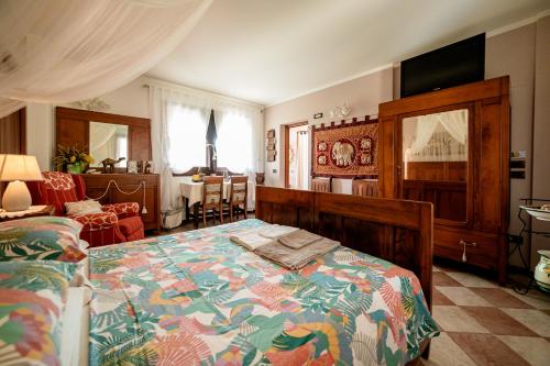 um quarto com uma cama e uma sala de estar em B&B Sweet Dreams em Asolo