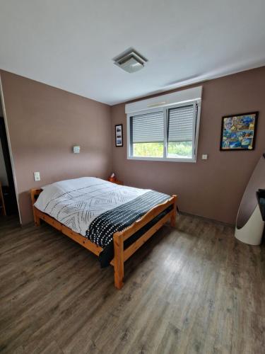Postel nebo postele na pokoji v ubytování Le paradis des enfants et sa maison en bois