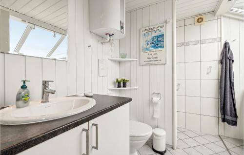 y baño con lavabo y aseo. en Nice Home In Fan With Kitchen, en Fanø