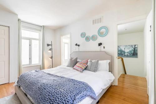 1 dormitorio con 1 cama grande y edredón azul y blanco en Sweet Home, en Toronto