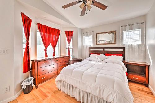 レイクエルシノアにあるLake Elsinore Vacation Rental with Private Poolのベッドルーム(大型ベッド1台、赤いカーテン付)