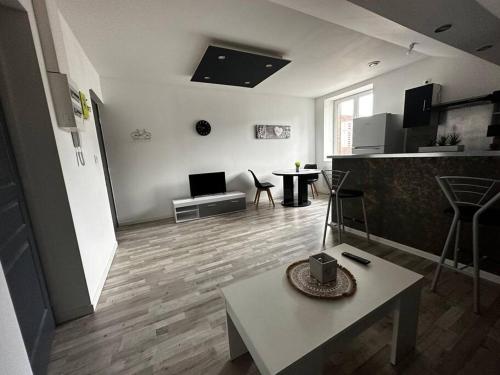 een woonkamer met een salontafel en een keuken bij Très beau studio in Thierville-sur-Meuse