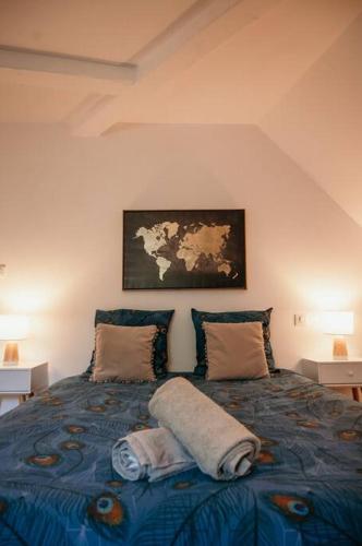 une chambre avec un lit avec deux serviettes dessus dans l'établissement Appartement Condé hyper centre-ville, à Charleville-Mézières