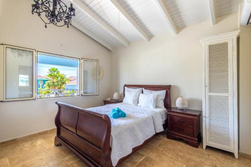 - une chambre avec un lit et une fenêtre dans l'établissement Loft Bahia Blue, à Kralendijk
