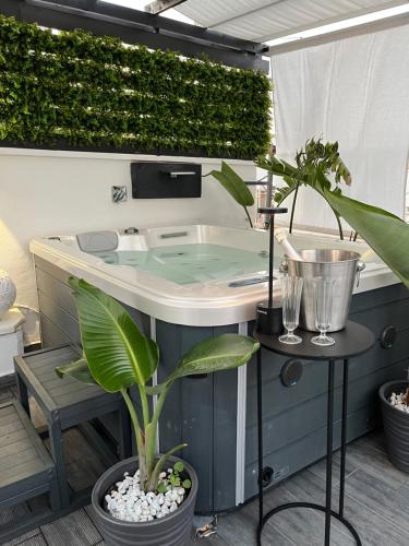 a jacuzzi tub in a backyard with plants at Terrazza Poesìa in Brindisi