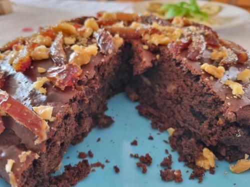 un pezzo di torta al cioccolato su un piatto blu di La Locanda delle Idee Perugia a Perugia