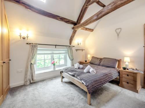 1 dormitorio con cama y ventana en Townhead Cottage, en Newbiggin