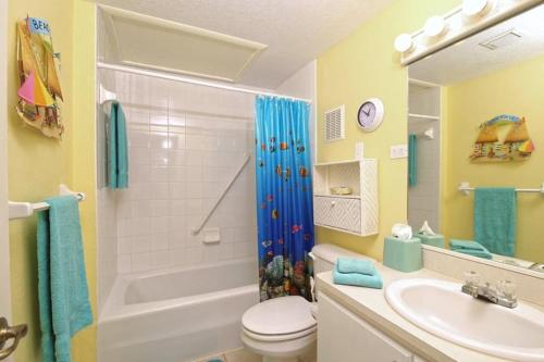 uma casa de banho com um WC, um lavatório e um chuveiro em Beach Living at Villas Pappagallo Beachfront 22 em West Bay