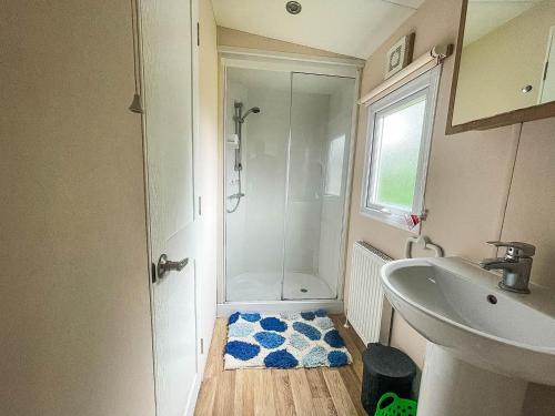A bathroom at Lovely 6 Berth Caravan At Oaklands Holiday Park Ref 39031cw