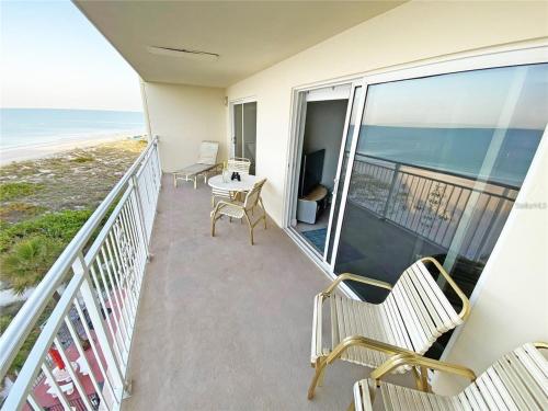 Μπαλκόνι ή βεράντα στο Oceanfront View of Madeira Beach, Steps to the Beach - Madeira Norte Condo