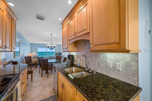 Η κουζίνα ή μικρή κουζίνα στο Oceanfront View of Madeira Beach, Steps to the Beach - Madeira Norte Condo
