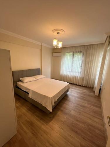 Un dormitorio con una cama grande y una ventana en Villam, en Kartepe