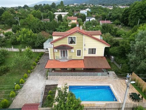 una vista aérea de una casa con piscina en Villam en Kartepe