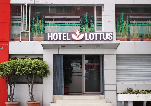 un cartel de loto de hotel en la parte delantera de un edificio en Hotel Lottus, en Quito