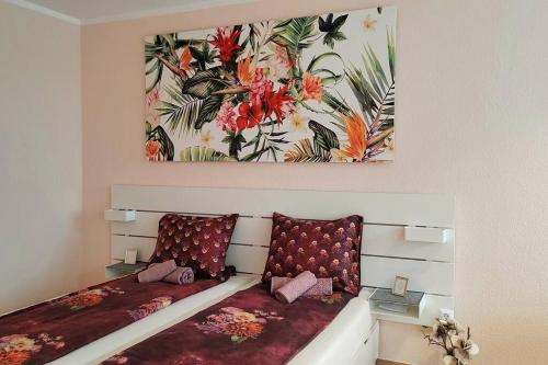 1 dormitorio con 1 cama y una pintura en la pared en Stadtteil Steele- Einkaufsparadies 2min zu Fuß, en Essen