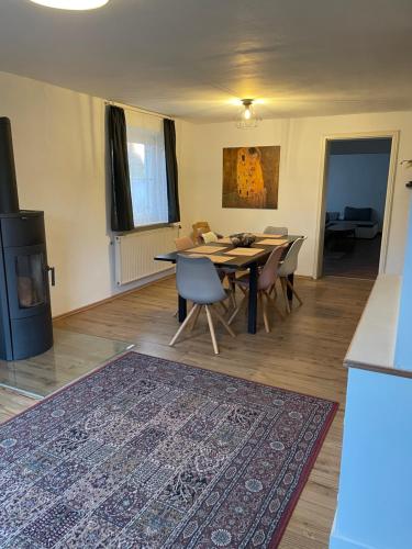 a living room with a dining room table and chairs at #8 Doppelzimmer mit Gemeinschaftsbad in Memmingen