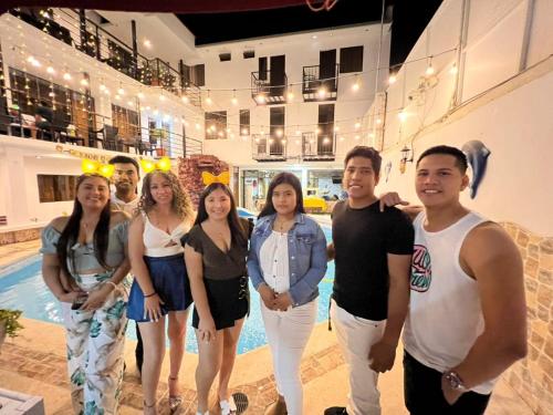a group of people standing next to a swimming pool at Hotel San Isidro in Pisco