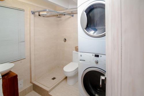 a bathroom with a washing machine and a toilet at Apartamento en el corazón del Centro Histórico in Cartagena de Indias