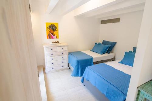 a small bedroom with two beds and a dresser at Apartamento en el corazón del Centro Histórico in Cartagena de Indias