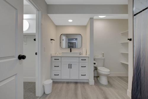 La salle de bains est pourvue d'un lavabo, de toilettes et d'un miroir. dans l'établissement Vegas Hideaway~Pool, Bar, Many beds~NEAR STRIP, à Las Vegas