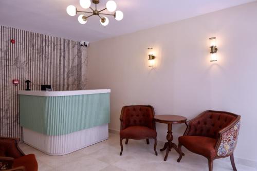 - une salle d'attente avec deux chaises et une table dans l'établissement Classio Hotel Kadıköy, à Istanbul