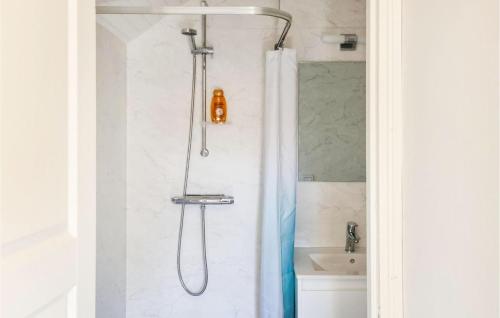 eine Dusche mit Duschvorhang und Waschbecken in der Unterkunft Lovely Home In Slvesborg With Kitchen in Sölvesborg