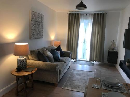 uma sala de estar com um sofá e uma mesa em Luxury 2 Bed Apartment - Near to Sherwood Forest em Ollerton