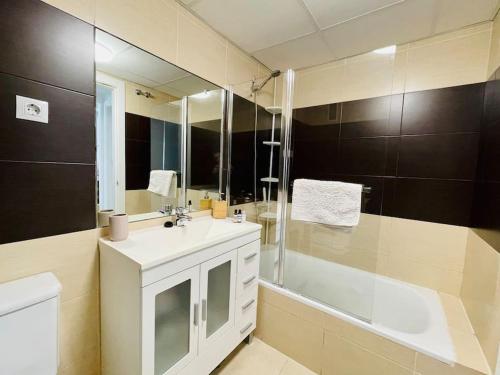 Et badeværelse på Magnifique Duplex avec terrasse proche de la plage