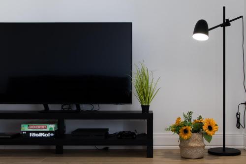 Μια τηλεόραση ή/και κέντρο ψυχαγωγίας στο SUITE HOME da Pietro, centrale e vicino al mare