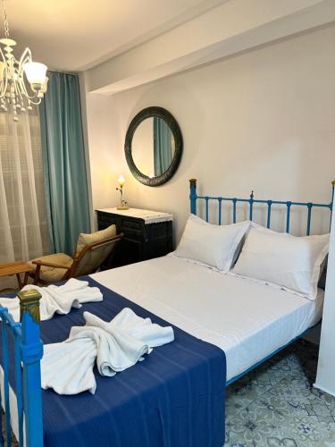 Un dormitorio con una cama azul con toallas. en Apelles Butik Otel, en Seferihisar