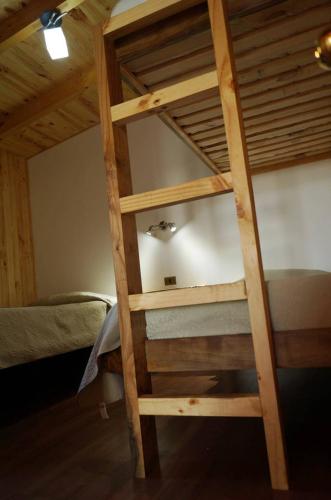 a ladder to a bunk bed in a room at Cabañas Ranco Lauken in Lago Ranco