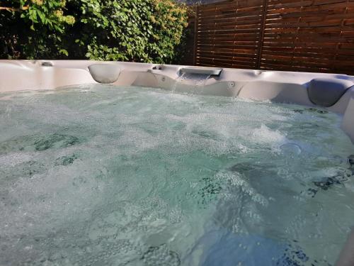 a jacuzzi tub filled with lots of water at L'inattendu in Saint-Alban