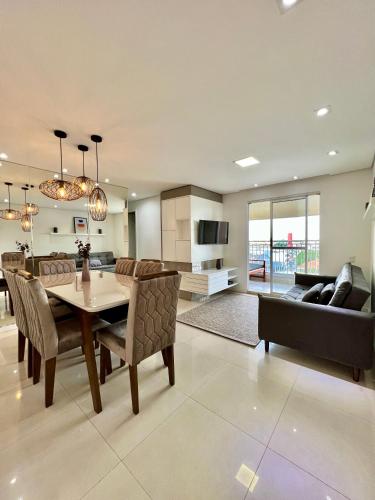 uma sala de jantar e sala de estar com mesa e cadeiras em Conforto Expo Center Norte em São Paulo