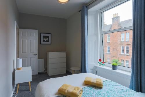- une chambre avec un lit et une grande fenêtre dans l'établissement Modern Craigie Apartment, à Perth