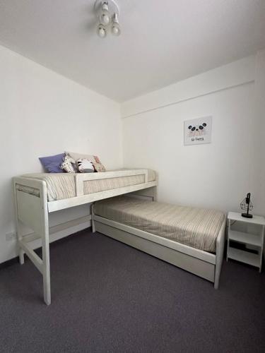 a bedroom with two bunk beds in a room at Tu Hogar en Trelew I Calidez y practicidad in Trelew