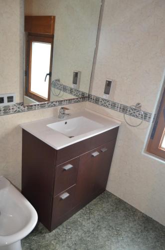 Koupelna v ubytování Apartamentos Playas de Busto