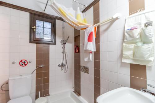 ein Badezimmer mit einem WC, einer Badewanne und einem Waschbecken in der Unterkunft Thalia's Abode in Agios Lavrentios