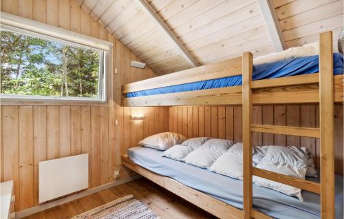1 dormitorio con literas en una cabaña de madera en Nice Home In Blvand With Wifi, en Ho