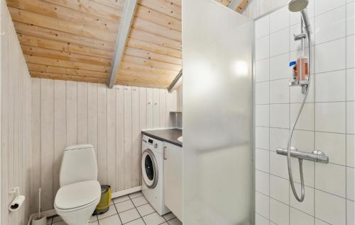 y baño con aseo y lavadora. en Nice Home In Blvand With Wifi, en Ho