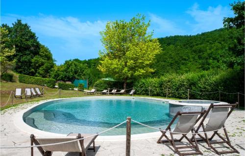een zwembad met twee ligstoelen en een paar bij Valguerriera 4 - Casale in Apecchio