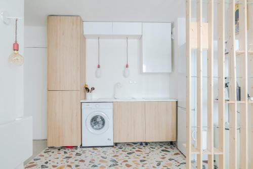 une cuisine avec une machine à laver et un évier dans l'établissement Charmant T2 avec balcon - Chaves, à Marseille