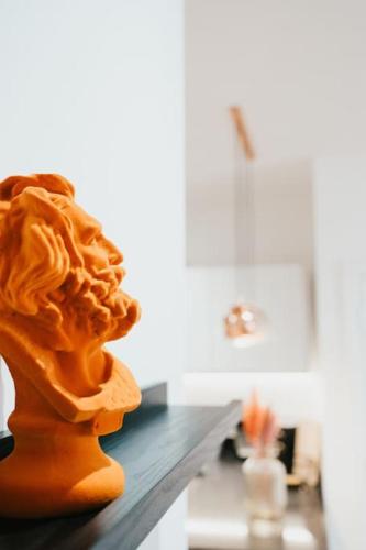 a statue of a lion sitting on top of a counter at Dawn House - Wyndale Living -Bham JQ 3BR Townhouse in Birmingham